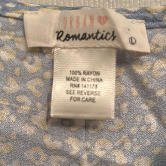 Urban Romantics brand size L pullover sleeveless top-NWT - Picture 2 of 6